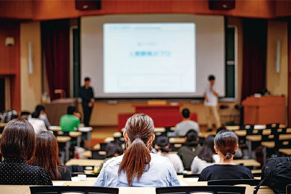 大規模大学の文学部に匹敵する幅広い科目群