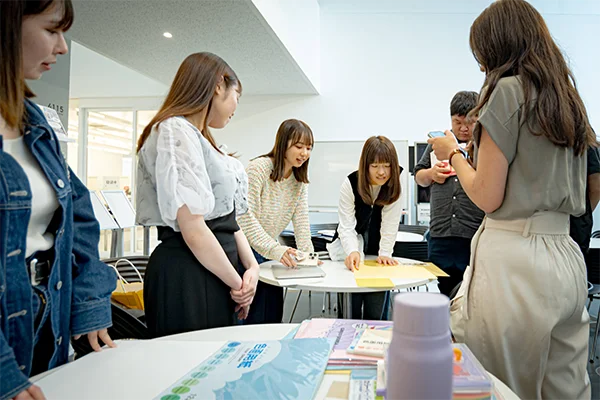 新入生の学びや活動を上級生が一緒にサポート